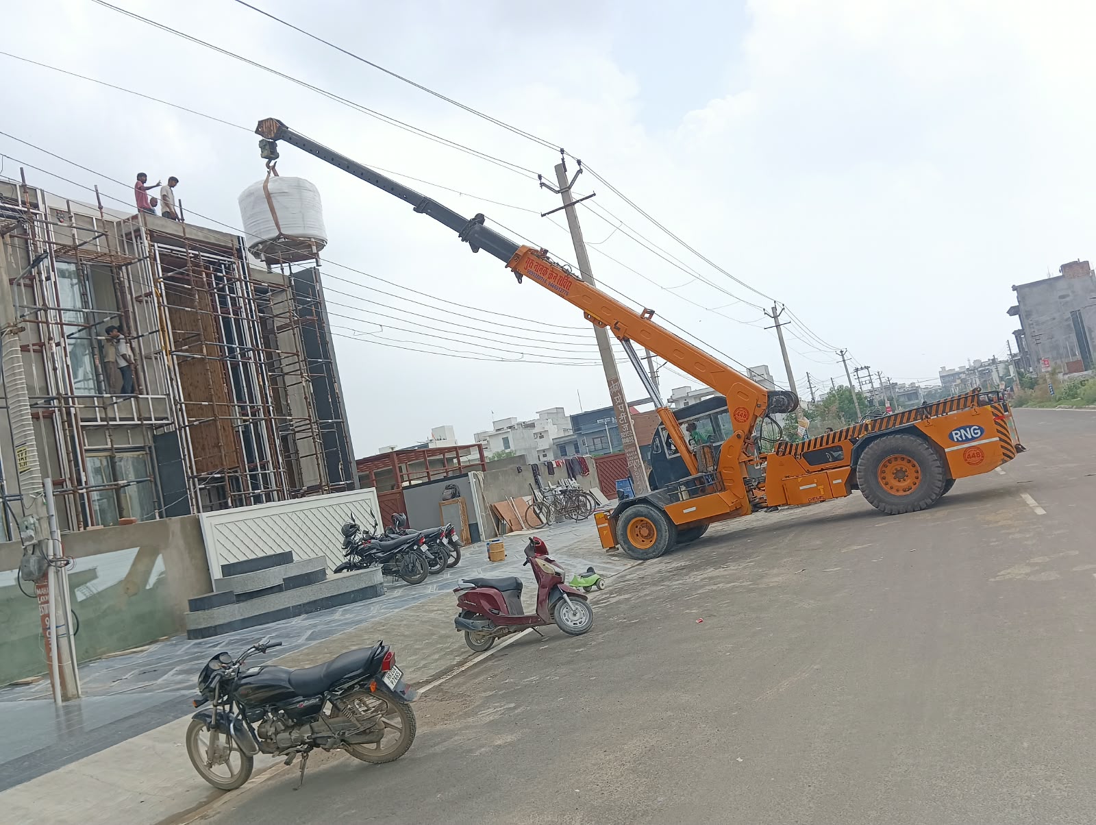 Heavy duty crane at work